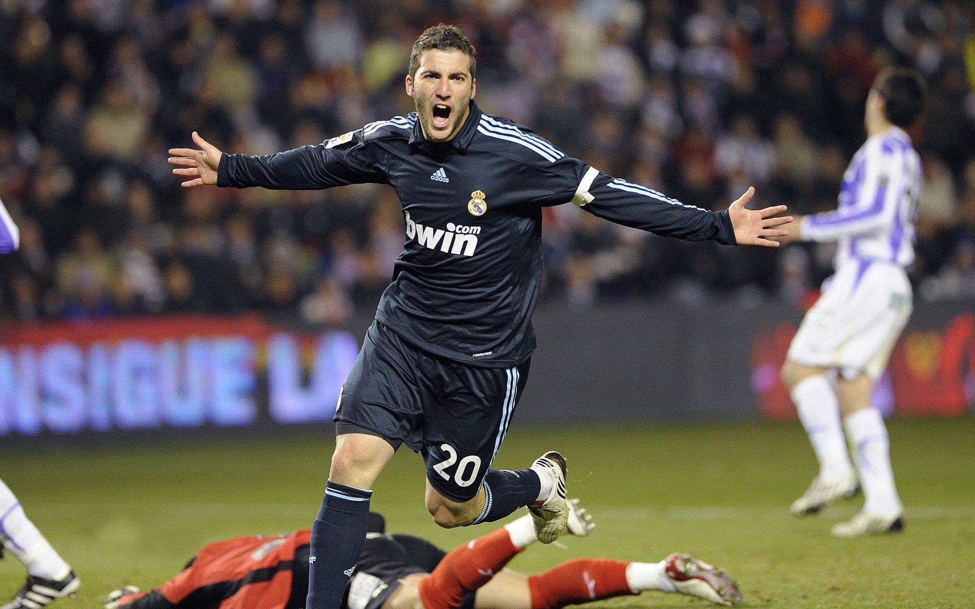 奥预赛中国女足夺冠 球迷共同庆祝辉煌，中国女足奥预赛成绩