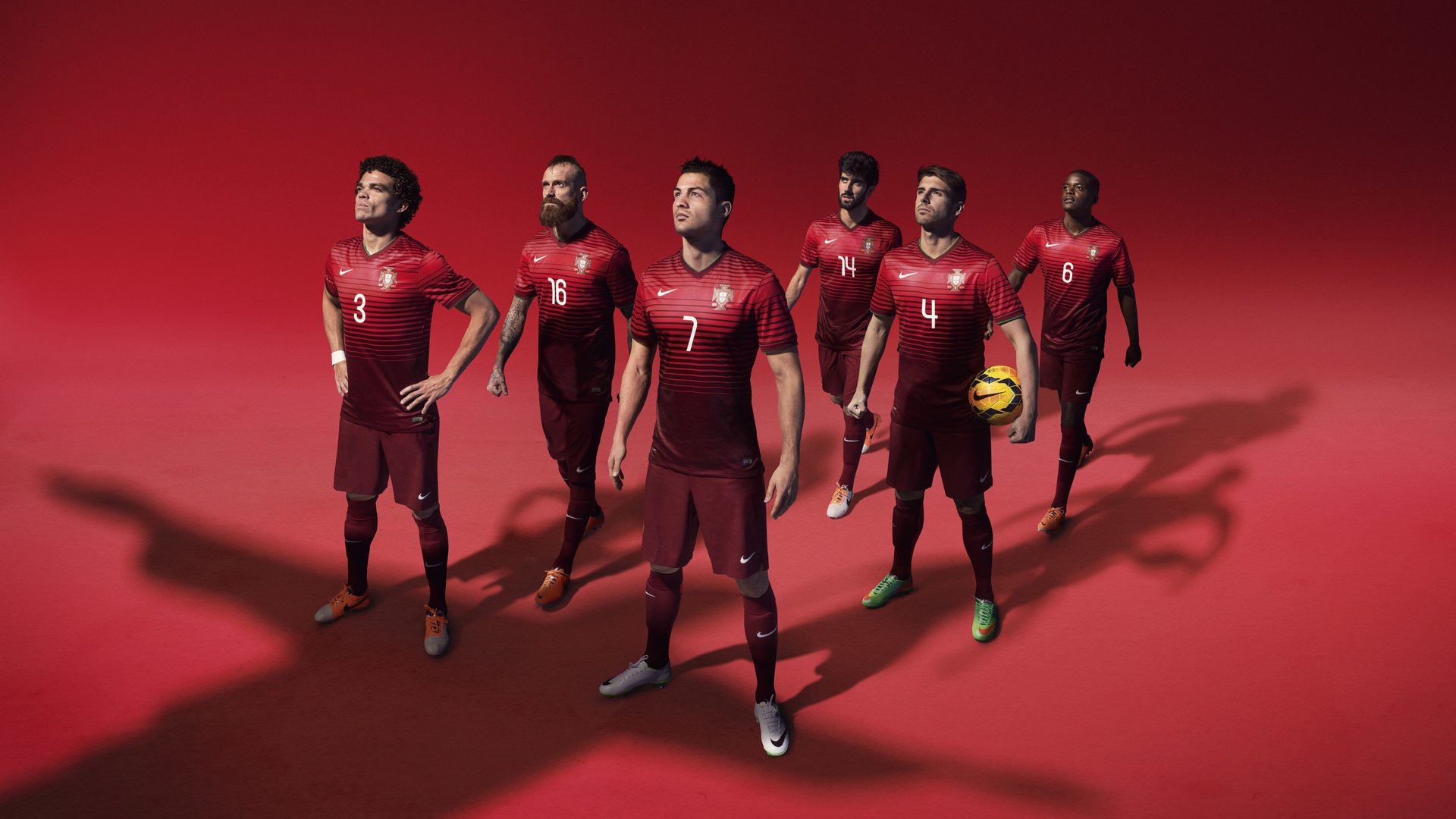 九游下载官方正版-五大联赛是否鼓励中场球员提前站位覆盖断球线路，五大联赛中锋